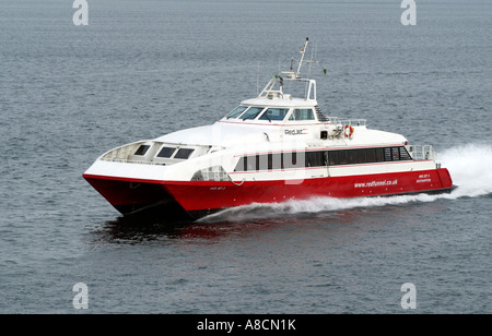 Jet 3 rouge un catamaran de Red Funnel sur Southampton Water sur le service entre Southampton et Cowes IOW England UK Banque D'Images