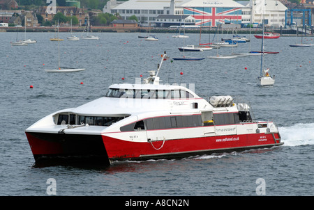 Red Jet 4 un catamaran à passagers de quitter Red Funnel Cowes IOW sur le service à Southampton England UK Banque D'Images