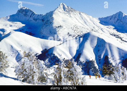 Les skieurs se préparent à travers de nouvelles descente poudreuse dans la Pioneer montagnes près de Sun Valley dans l'Idaho Banque D'Images