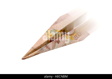 Dart papier fabriqué à partir d'une note de dix livres sur fond blanc comme floue si battant Banque D'Images