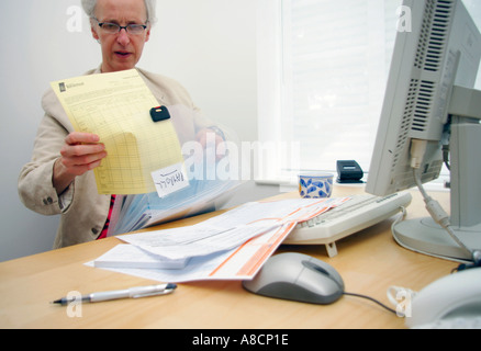 Documents fiscaux Cafe d'être triés par souligné employeur Banque D'Images