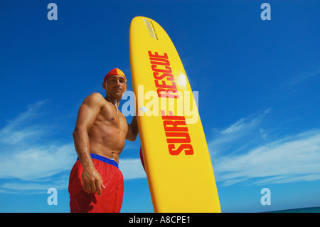 L'ouest de l'Australie Perth Scarborough Beach beau bien construit avec garde de la vie sportive de surf sauvetage posing Banque D'Images
