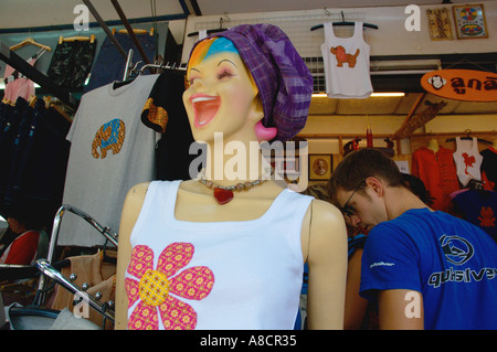 Thaïlande Bangkok Chatuchak Weekend Market Chef de funny rire manequin femelle en face de magasin de vêtements Banque D'Images