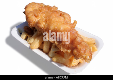 Fish and chips dans un bac en polystyrène contre fond blanc Banque D'Images