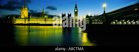 Vue du Parlement européen sur la rivière Thames London England UK Banque D'Images