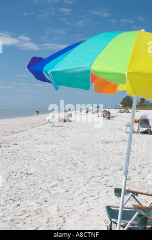 UMBELLAS SUR LA PLAGE DE GULFSIDE CITY PARK SUR LE GOLFE DU MEXIQUE À SANIBEL ISLAND DANS LE SUD-OUEST DE LA FLORIDE Banque D'Images