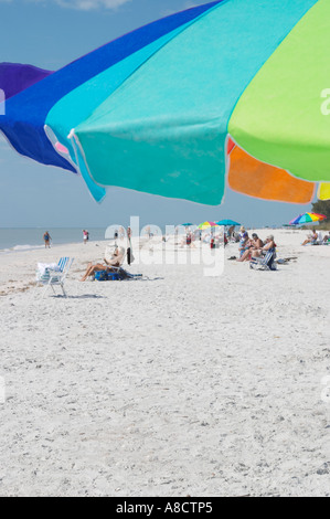 UMBELLAS SUR LA PLAGE DE GULFSIDE CITY PARK SUR LE GOLFE DU MEXIQUE À SANIBEL ISLAND DANS LE SUD-OUEST DE LA FLORIDE Banque D'Images