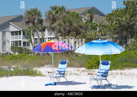 UMBELLAS SUR LA PLAGE DE GULFSIDE CITY PARK SUR LE GOLFE DU MEXIQUE À SANIBEL ISLAND DANS LE SUD-OUEST DE LA FLORIDE Banque D'Images