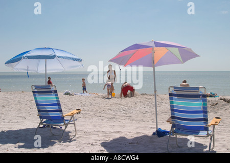 UMBELLAS SUR LA PLAGE DE GULFSIDE CITY PARK SUR LE GOLFE DU MEXIQUE À SANIBEL ISLAND DANS LE SUD-OUEST DE LA FLORIDE Banque D'Images