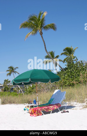 UMBELLAS SUR LA PLAGE DE GULFSIDE CITY PARK SUR LE GOLFE DU MEXIQUE À SANIBEL ISLAND DANS LE SUD-OUEST DE LA FLORIDE Banque D'Images