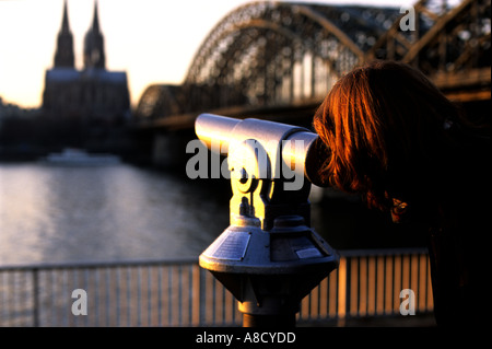 Les touristes à la recherche de l'autre côté de la rivière Rhin vers la cathédrale de Cologne Allemagne Rhénanie du Nord-Westphalie Banque D'Images