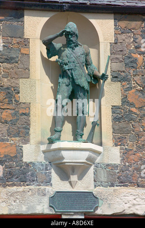 Statue sur la chambre à moindre Largo, East Neuk, en Ecosse, où Alexander Selkirk est né. Banque D'Images