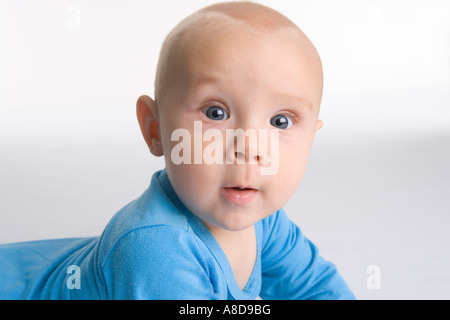 Portrait d'un petit bébé garçon à la recherche dans l'appareil photo Banque D'Images