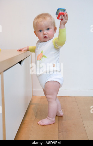 Enfant montrant un jouet Banque D'Images