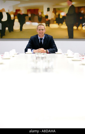 Businessman posing pour une séance photo dans la salle de bureau Banque D'Images