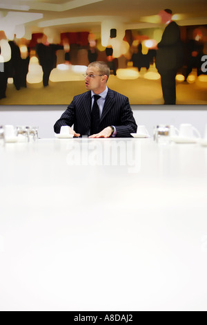 Businessman posing pour une séance photo dans la salle de bureau Banque D'Images