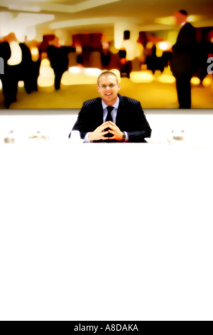 Businessman posing pour une séance photo dans la salle de bureau Banque D'Images