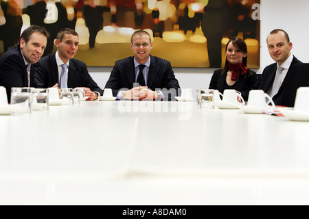 Hommes d'posant pour une séance photo dans la salle de bureau commercial Banque D'Images