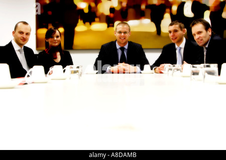 Hommes d'posant pour une séance photo dans la salle de bureau commercial Banque D'Images