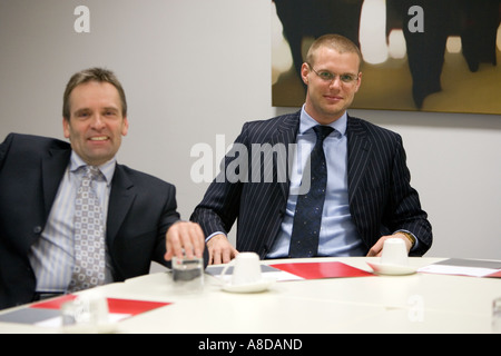 Hommes d'posant pour une séance photo dans la salle de bureau commercial Banque D'Images