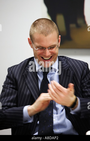 Businessman posing pour une séance photo dans la salle de bureau Banque D'Images