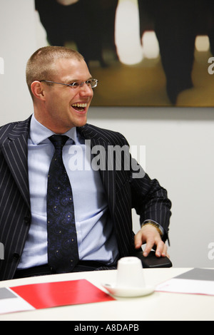 Businessman posing pour une séance photo dans la salle de bureau Banque D'Images