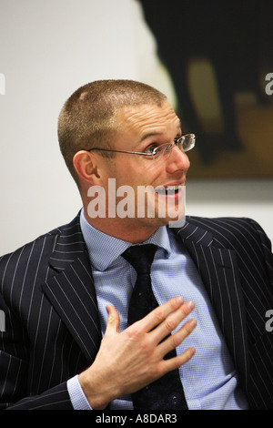 Businessman posing pour une séance photo dans la salle de bureau Banque D'Images