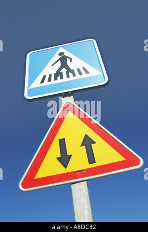 Passage pour piétons, et aucun signe de la circulation à deux voies Banque D'Images