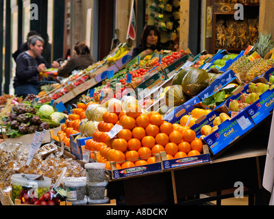 Via Pescherie Vecchie (ancienne rue du poisson) est le plus animé de Bologne situé juste sur le marché de la Piazza Maggiore, la place principale. Banque D'Images