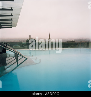 Sur un matin froid les eaux chaudes thermales du lieu comme la vapeur au Thermae Bath Spa Baignoire UK Banque D'Images