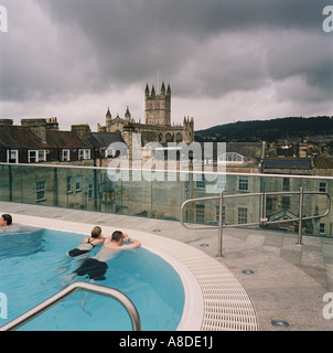 Sur un matin froid open air baigneurs profiter les eaux chaudes thermales au Thermae Bath Spa Baignoire UK Banque D'Images