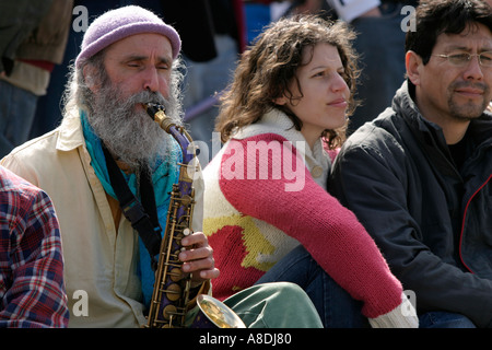 Homme barbu à jouer du saxophone dans le parc Jeanne Mance Montréal durant la collecte hebdomadaire le dimanche après-midi Banque D'Images