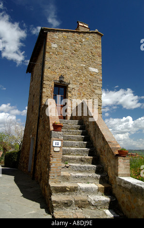 L'un des 14 maisons tours sur les remparts de San Quirico d Orcia Banque D'Images