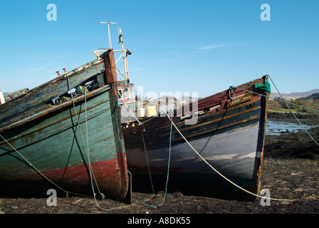 Bateaux abandonnés sur l'île de Mull Ecosse échoués sur les bateaux près de SALEN Hébrides intérieures Banque D'Images