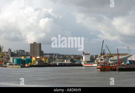 Horizon d'Aberdeen, quai, couchettes en eau profonde, port maritime de classe mondiale, quais multimodaux et port. Architecture côtière écossaise dans la ville de granit. Banque D'Images