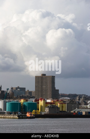 Horizon d'Aberdeen, quai, couchettes en eau profonde, port maritime de classe mondiale, quais multimodaux et port. Architecture côtière écossaise dans la ville de granit. Banque D'Images