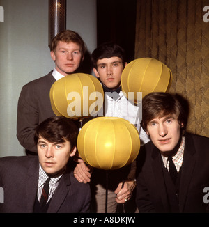 - Les chercheurs du groupe pop britannique en 1965 dans le sens horaire à partir du haut à gauche John McNally, Frank Allen, Chris Curtis et Mike Pender Banque D'Images