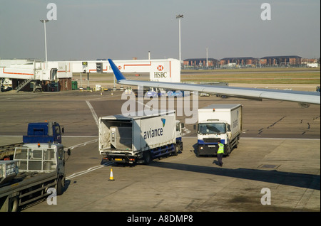 Les véhicules de soutien à l'aéroport d'Heathrow Banque D'Images