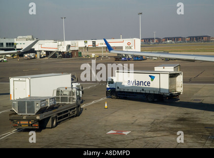 Les véhicules de soutien à l'aéroport d'Heathrow Banque D'Images