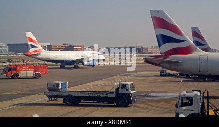 Les véhicules de soutien à l'aéroport d'Heathrow Banque D'Images