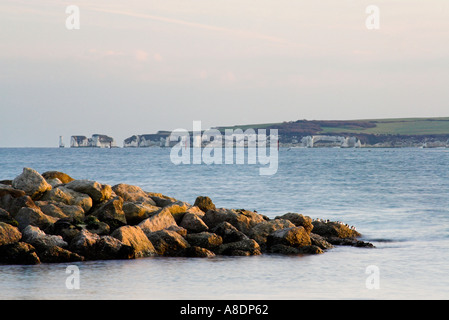 Avis de Old Harry Rocks à partir de la plage de Sandbanks Poole Dorset England UK Banque D'Images