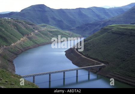 Route et pont sur réservoir créé par le barrage de Katse Lesotho Highlands dans le sud de l'Afrique Banque D'Images