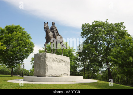 Statue de la reine Elizabeth II à cheval dans l'enceinte de l'édifice du Parlement, la colline du Parlement, Ottawa Banque D'Images