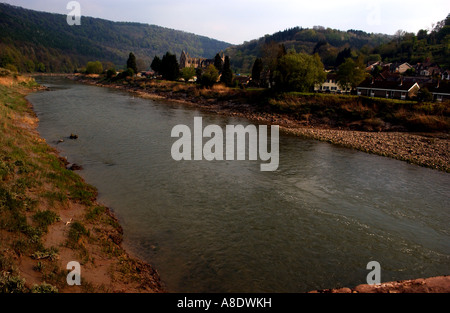 Une vue le long de la vallée de Wye à l'abbaye de Tintern sur le droit UK Banque D'Images