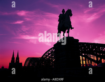 Pont Hohenzollern et Kaiser statue dans le coucher du soleil, Cologne, Allemagne Banque D'Images