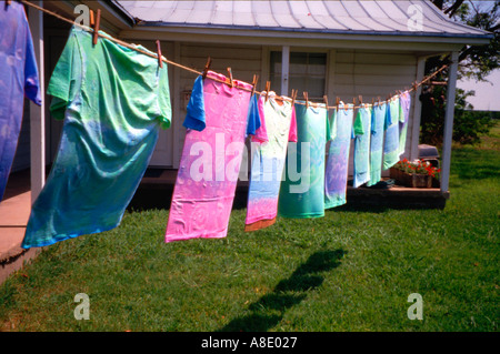 Tie dyed shirts hanging on clothes line Banque D'Images