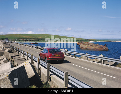 dh 3e barrière de Churchill BARRIÈRES DE CHURCHILL ORKNEY voiture sur route de causeway navire de guerre touristes moteur touristique scapa flow écosse historique Banque D'Images