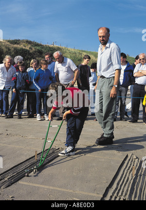 dh Boys labour Match SOUTH RONALDSAY ORKNEY Boy labour et père conseiller à l'observation de l'événement Sands o Right Beach Banque D'Images