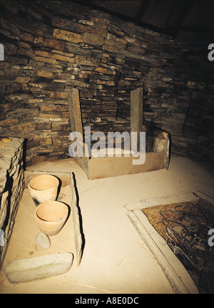 dh Replica SKARA BRAE ORKNEY pots et lit de boîte à l'intérieur réplique de la maison préhistorique de reconstruction néolithique ecosse Banque D'Images