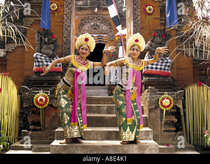 Deux balinais Legong dancer at temple Bali Indonesia Banque D'Images